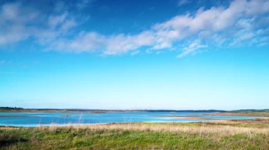 Luz Köyü, Alentejo Turizm Bölgesi, Evora Bölgesi, Portekiz Avrupa Bölgesi 'ndeki Alqueva Barajı' ndaki yapay göl üzerinde zaman kaybı.