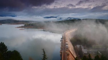 İspanya 'nın kuzeyindeki Palencia, Kastilya ve Leon bölgesinde bulunan Aguilar de Campoo barajında sabah sisi..