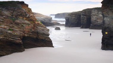 Katedraller Plajı, Ribadeo 'daki Playa las Catedrales, Lugo, Galiçya. İspanya 'nın kuzeyindeki Cantabric sahillerinde kayalık oluşumları. Turist eğlencesi.