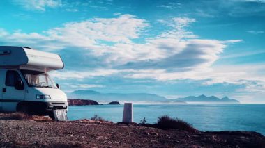 Deniz uçurumunda kamp yapan karavan aracının üzerinden geçen bulutların zamanı. Murcia İspanya 'da Akdeniz Mazarron Bölgesi. Motorlu ev tatili.