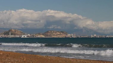 Alicante, valencia, İspanya - 5 Aralık 2019: Benacantil Dağı 'ndaki Santa Barbara Kalesi' nin uzak mesafesinden Akdeniz manzarası. İspanya, Costa Blanca. Deniz dalgaları ağır çekimde hareket ediyor.