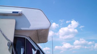 Kamp, yazın doğada eğlence aracı. Karavanla seyahat ediyorum. Karavan tatili.