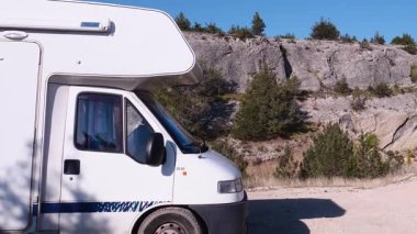 Kamp aracı, İspanya dağlarında doğada kamp yapan bir araç. Karavanla seyahat ediyorum. Karavan tatili.