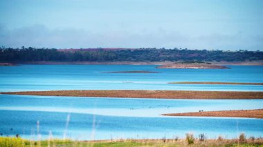 Iuz köyündeki Alqueva Barajı yapay gölü, Alentejo turizm bölgesi, Evora bölgesi, Portekiz Avrupa.