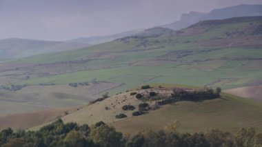 İspanyol doğa manzarası. Yeşil tepeler, çevresindeki göl Mumyalama del Guadalhorce, Ardales Reservoir, Malaga Endülüs, İspanya