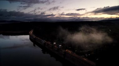 Zaman aşımı. Sabah sisi, İspanya 'nın kuzeyindeki Palencia, Kastilya ve Leon bölgesindeki Kamp Barajı' nda ilerliyor..