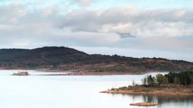 Sabah manzarası. Kuzey İspanya, Kastilya ve Leon bölgesinde, Palencia eyaletinde, mumyalama de aguilar de campoo gölünün üzerinde hareket eden sis ve bulutların hızlanması.