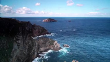 Zaman ayarlı. Faro de Cabo Penas 'tan Bisscay Körfezi' ne. Atlantik Okyanusu 'nun deniz manzarası ve kayalık kıyı şeridi. Kuzey İspanya 'da yüksek uçurumları olan deniz kıyısı.