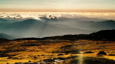Yüksek dağlarda hareket eden tüylü bulutların zamanı. Portekiz 'deki Torre Dağı tepesinden Serra da Estrela' nın görüntüsü.