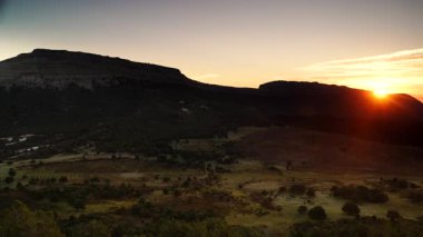 Zaman aşımı. Hüzünlü tepe mezarlığının yenilenmiş topraklarıyla gün doğumu, batı 'nın son düellosunun iyi, kötü ve çirkinlerin gerçekleştiği kurgusal mezarlık..