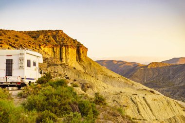 Karavan Almerya İspanya 'nın Tabernas çölünde kamp yapıyor. Karavanla seyahat etmek..