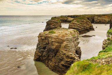 Katedraller Plajı, Ribadeo 'daki Playa las Catedrales, Lugo, Galiçya. İspanya 'nın kuzeyindeki Cantabric sahillerinde kayalık oluşumları. Turist eğlencesi.