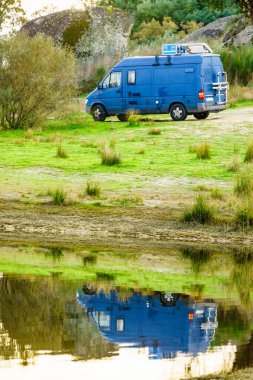 Doğada kamp yapmak. Göl kıyısında bir karavan. Povoa e Meadas Barajı, Castelo de Vide, Alentejo Portekiz. Karavanla git..
