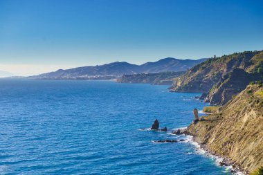 Endülüs 'te kıyı manzarası. Maro Cerro Gordo Doğal Parkı 'nın kayalıkları, Maro ve Nerja yakınlarında, Malaga, Costa Del Sol, İspanya.