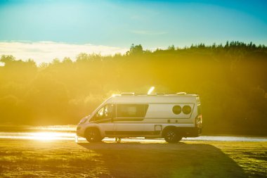 Kamp aracı doğada kamp yapıyor. Karavanla git..