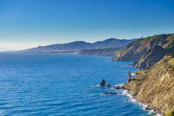 Endülüs 'te kıyı manzarası. Maro Cerro Gordo Doğal Parkı 'nın kayalıkları, Maro ve Nerja yakınlarında, Malaga, Costa Del Sol, İspanya.