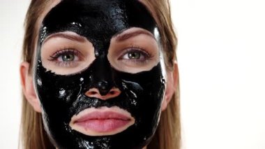 Yüzünde, beyaz karbonhidrat temizleme maskesi olan genç bir kadın. Genç kız yağlı cildiyle ilgileniyor, gözenekleri temizliyor. Güzellik tedavisi. Cilt bakımı.