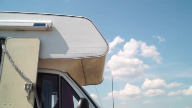 Kamp, yazın doğada eğlence aracı. Karavanla seyahat ediyorum. Karavan tatili.