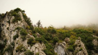 Bulutlu kayalık dağlar, agurain, Bask bölgesi, İspanya. Huysuz hava.