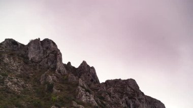 Bulutlar kayalık dağların, agurain 'lerin, baskların, İspanya' nın üzerinden geçiyor. Bulutlu hava.