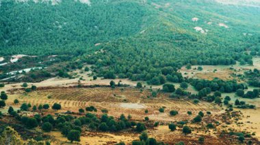 Hüzünlü tepe mezarlığının yenilenmiş topraklarına sahip dağ ve yeşil vadi. Batının son düellosunun yapıldığı kurgusal mezarlık. İyi, kötü ve çirkinlerin yapıldığı yer. Yukarıdan görüntüle