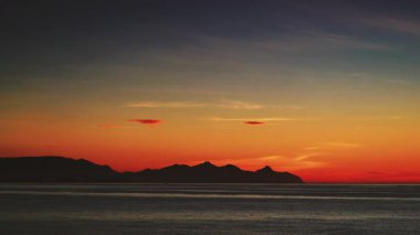 Sabahın erken saatlerinde deniz manzarası, deniz suyundan doğan güneş. Yanan turuncu gökyüzü. Doğa manzarası. Valencia İspanya.