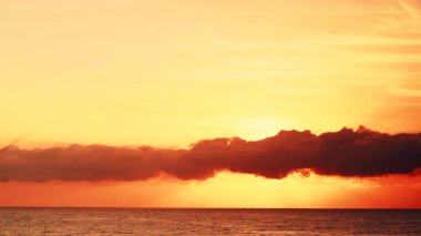 Sabahın erken saatlerinde deniz manzarası, deniz suyundan doğan güneş. Yanan turuncu gökyüzü. İspanya 'daki doğa manzarası.