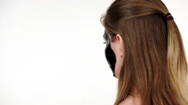 Yüzünde, beyaz karbonhidrat temizleme maskesi olan genç bir kadın. Genç kız yağlı cildiyle ilgileniyor, gözenekleri temizliyor. Güzellik tedavisi. Cilt bakımı.