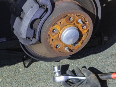 Araba serviste tamir ediliyor. Otomobilin tekerlek montajının ayrıntıları. Otomatik fren sistemi