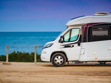 İspanya 'nın Akdeniz kıyısında kamp yapan karavan aracı. Karavanda tatil.