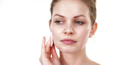 Maskeyi çıkaran genç bir kadın. Nemlendirici cilt kremi kullanıyor. Pamuk ped kullanıyor. Cildine özen gösteren bir kız. Cilt bakımı.