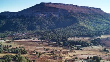 Hüzünlü tepe mezarlığı olan dağ ve vadi. Batının son düellosunun yapıldığı kurgusal yuvarlak mezarlık. İyi, kötü ve çirkinlerin gerçekleştiği yer. Yukarıdan bak. Zaman Uygulaması
