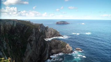 Atlantik Okyanusu 'nun deniz manzarası ve Penas Burnu' nun kayalık kıyıları. Kuzey İspanya 'da yüksek uçurumları olan deniz kıyısı.