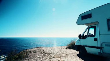 Kamp karavanı deniz kıyısında, Almerya eyaletinde, Endülüs İspanya 'da. Karavanla seyahat ediyorum. Karavan tatili.