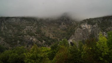 Bulutlu kayalık dağlar, agurain, Bask bölgesi, İspanya. Huysuz hava.