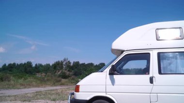 Kamp aracı yazın doğada kamp yapıyor. Karavanla seyahat ediyorum. Karavan tatili.