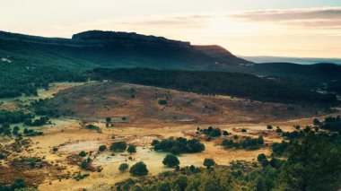 Yeşil dağ manzarası, Burgos İspanya 'daki tepe arazisi.