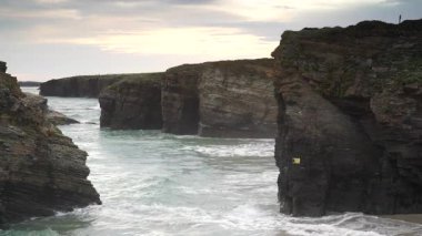 Katedraller Plajı, Ribadeo 'daki Playa las Catedrales, Lugo, Galiçya. İspanya 'nın kuzeyindeki Cantabric sahillerinde kayalık oluşumları. Turist eğlencesi.