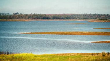 Iuz köyündeki Alqueva Barajı yapay gölü, Alentejo turizm bölgesi, Evora bölgesi, Portekiz Avrupa.