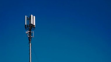 Cep telefonu telsiz ağı anten 4G veya 5G telekomünikasyon direğinde gökyüzüne karşı. Yeni teknoloji nesli. Radyasyon, insan sağlığı sorunları.