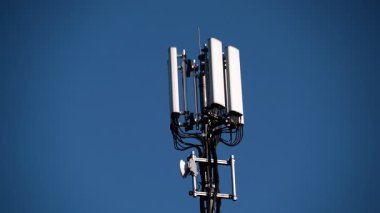 Telekomünikasyon kulesi gökyüzü arka planında 4G veya 5G hücresel ağ antenine sahip. Yeni mobil yayın teknolojisi üretimi.