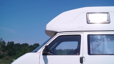 Kamp aracı yazın doğada kamp yapıyor. Karavanla seyahat ediyorum. Karavan tatili.