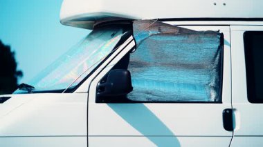 İç termal ekranlı karavan yazın doğada kamp yapan pencere camında kör. Karavanla seyahat ediyorum. Karavan tatili.