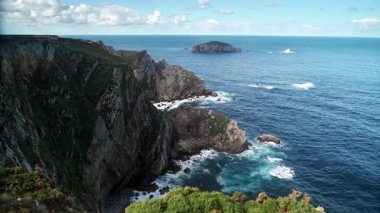 Atlantik Okyanusu 'nun deniz manzarası ve Penas Burnu' nun kayalık kıyıları. Kuzey İspanya 'da yüksek uçurumları olan deniz kıyısı.