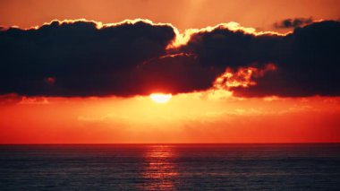 Sabahın erken saatlerinde deniz manzarası, deniz suyundan doğan güneş. Yanan turuncu gökyüzü. İspanya 'daki doğa manzarası.