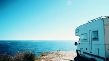 Kamp karavanı deniz kıyısında, Almerya eyaletinde, Endülüs İspanya 'da. Karavanla seyahat ediyorum. Karavan tatili.