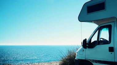 Kamp karavanı deniz kıyısında, Almerya eyaletinde, Endülüs İspanya 'da. Karavanla seyahat ediyorum. Karavan tatili.