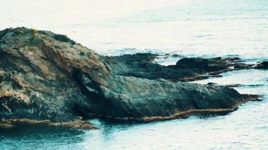 Deniz manzarası. Kaya oluşumları olan İspanyol deniz kıyıları. Mavi sakin su. Almerya İspanya 'da Akdeniz kıyıları.