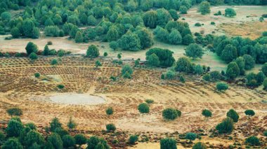 Hüzünlü tepe mezarlığının yenilenmiş topraklarına sahip dağ ve yeşil vadi. Batının son düellosunun yapıldığı kurgusal mezarlık. İyi, kötü ve çirkinlerin yapıldığı yer. Yukarıdan görüntüle