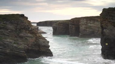 Playa las catedrales, Ribadeo 'daki Katedrais Plajı, Lugo, Galiçya. Kuzey İspanya 'daki Cantabric deniz manzarası.